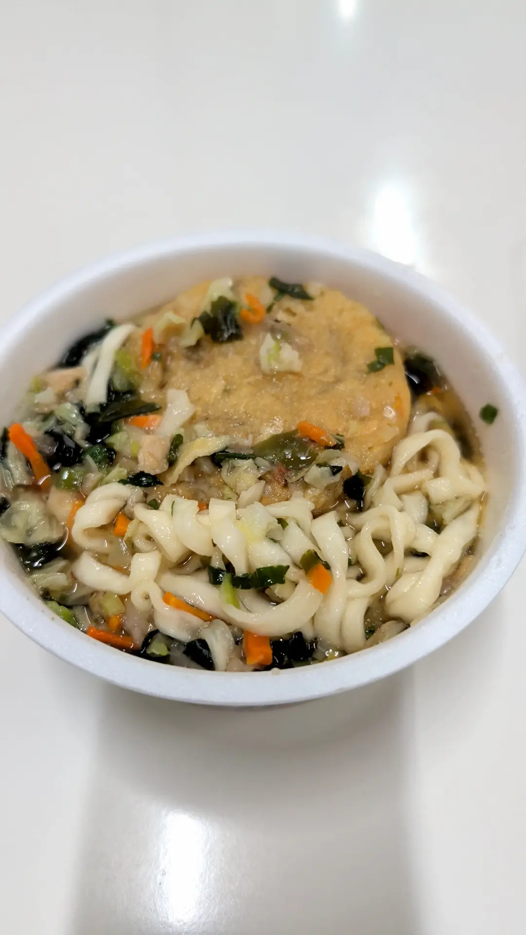どん兵衛ごぼう天うどんに、みそ汁の具の野菜とわかめをのせた一杯