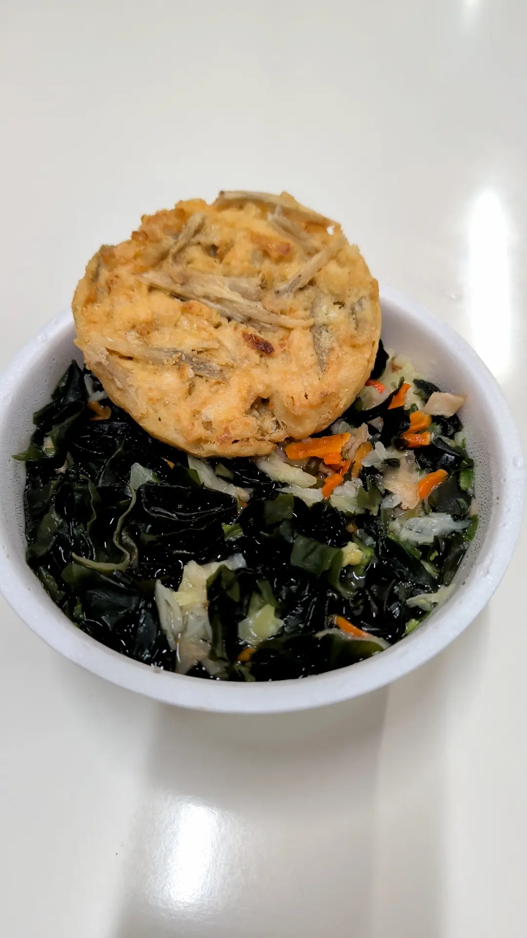 ごぼう天と、戻したわかめ・野菜のアップ