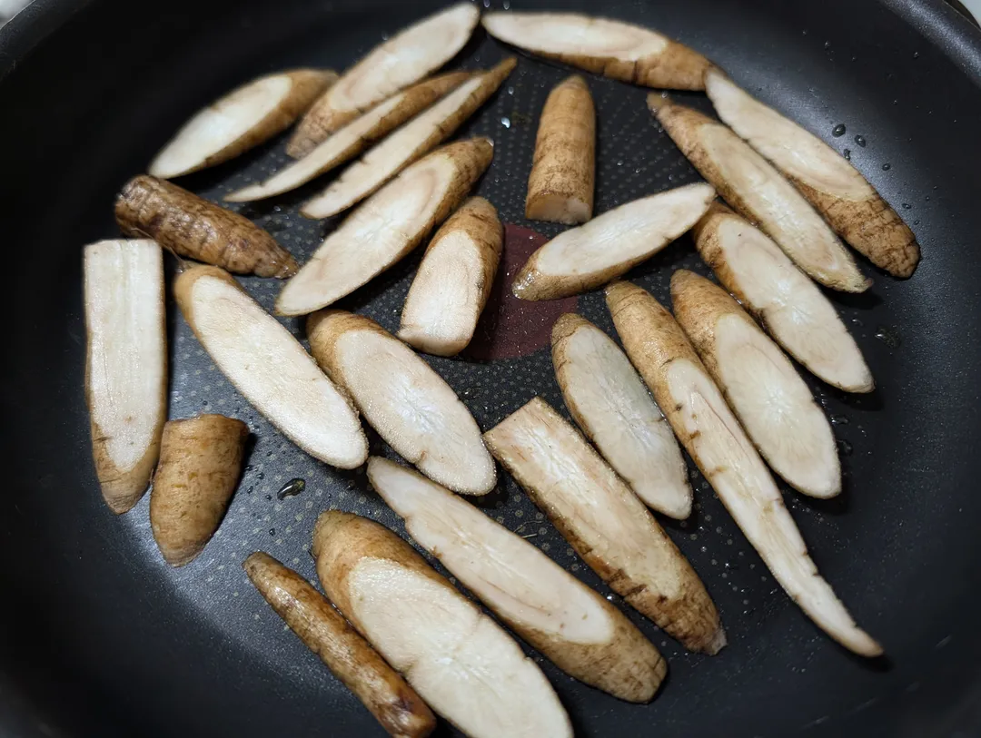 フライパンに重ならないように並べて焼いているごぼう